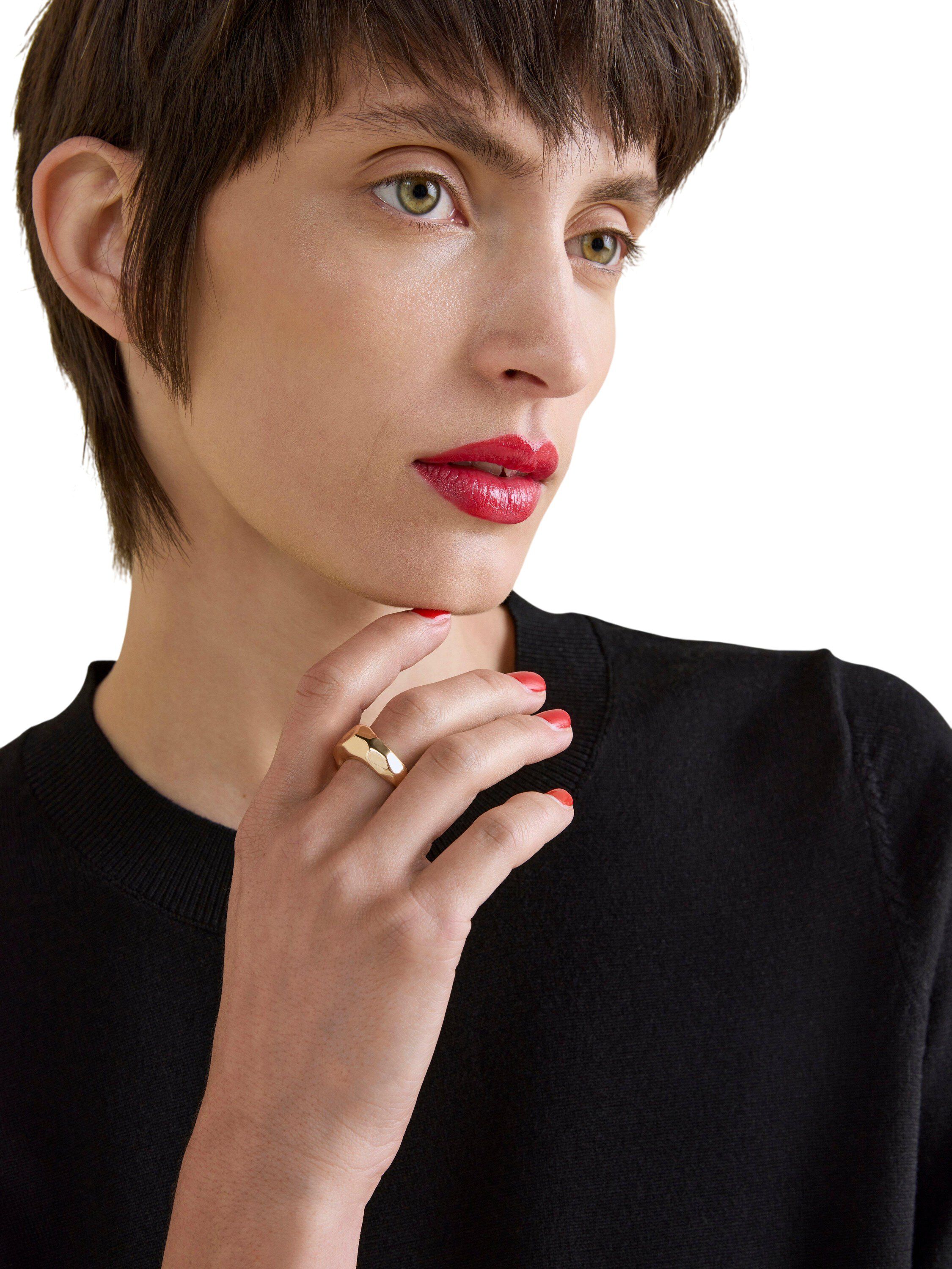 Fine-knitted top with round necklin