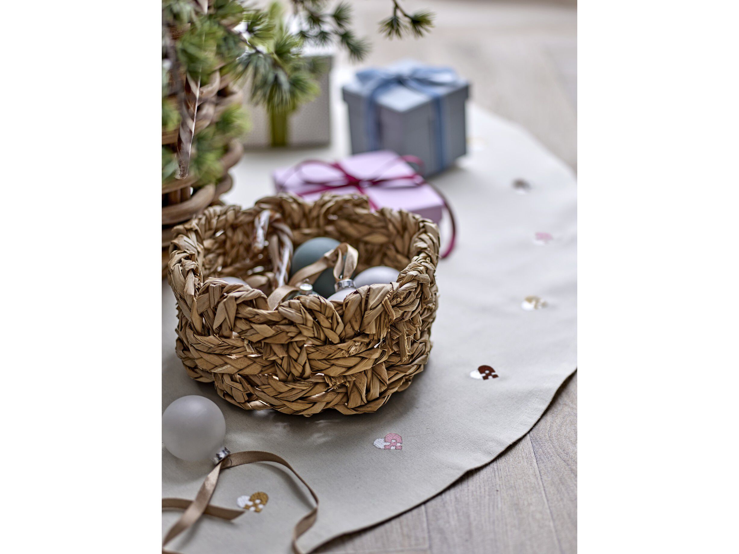 Juletreteppe dia110 Christmas Hearts Embroidery Rose