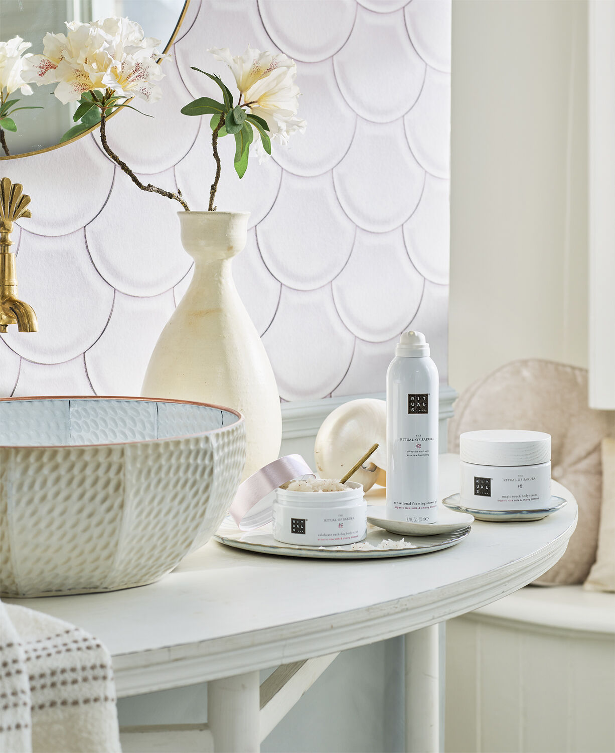 The Ritual of Sakura Foaming Shower Gel