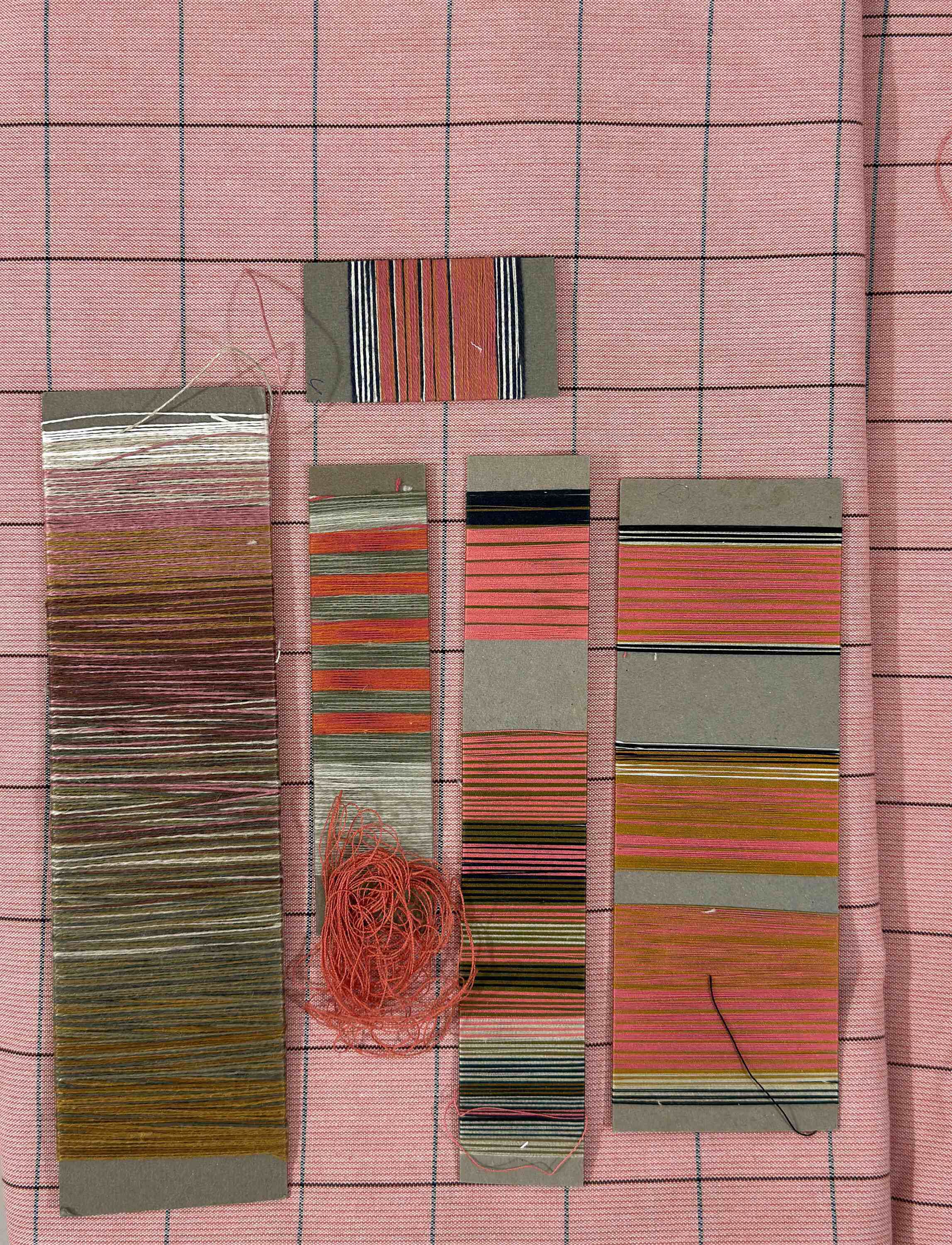 Vibeke Klint bordbrikke n&oslash;ytral linje 33x48 cm red