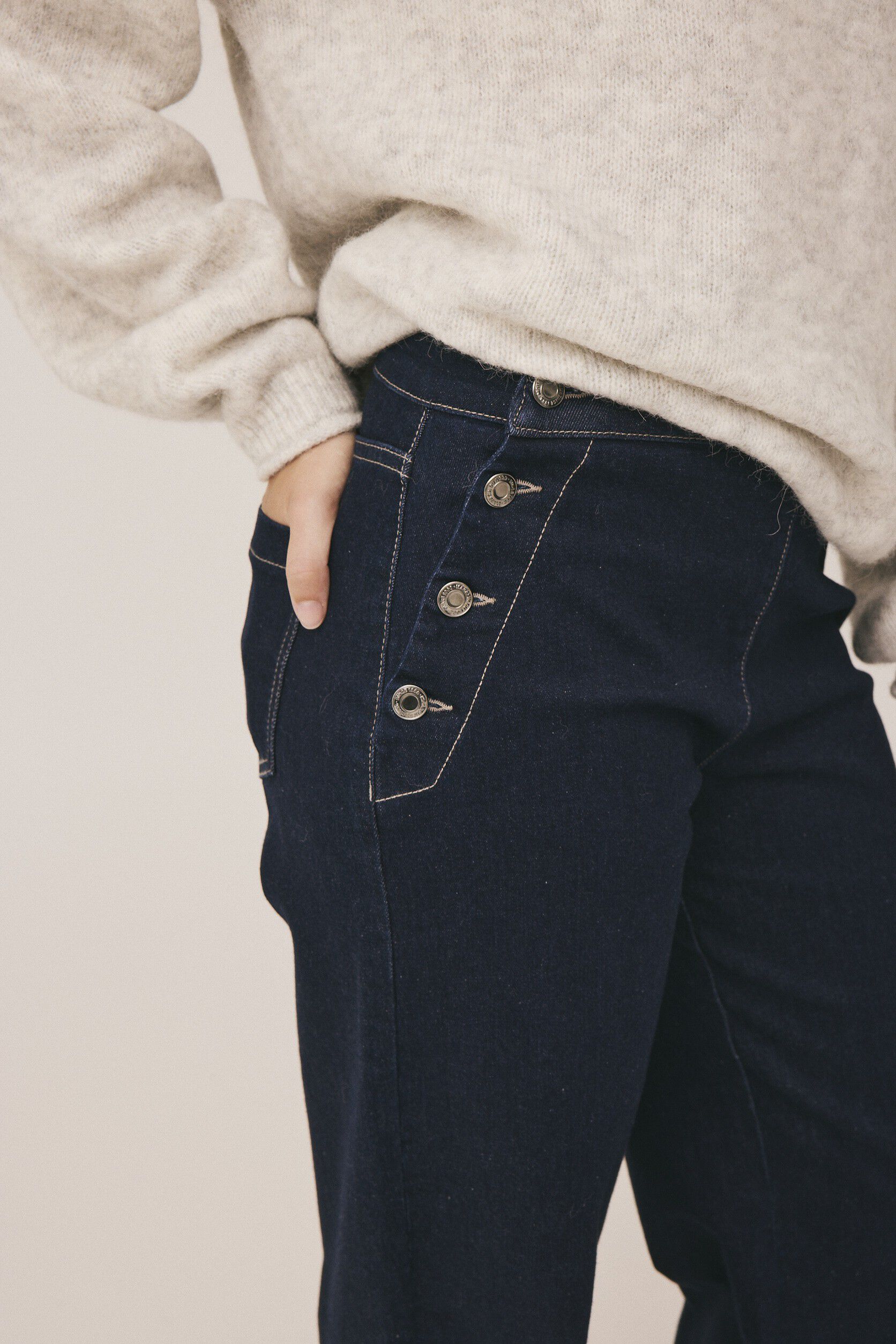 Esther 7 Bukser med lige ben med knappe detalje - GOTS