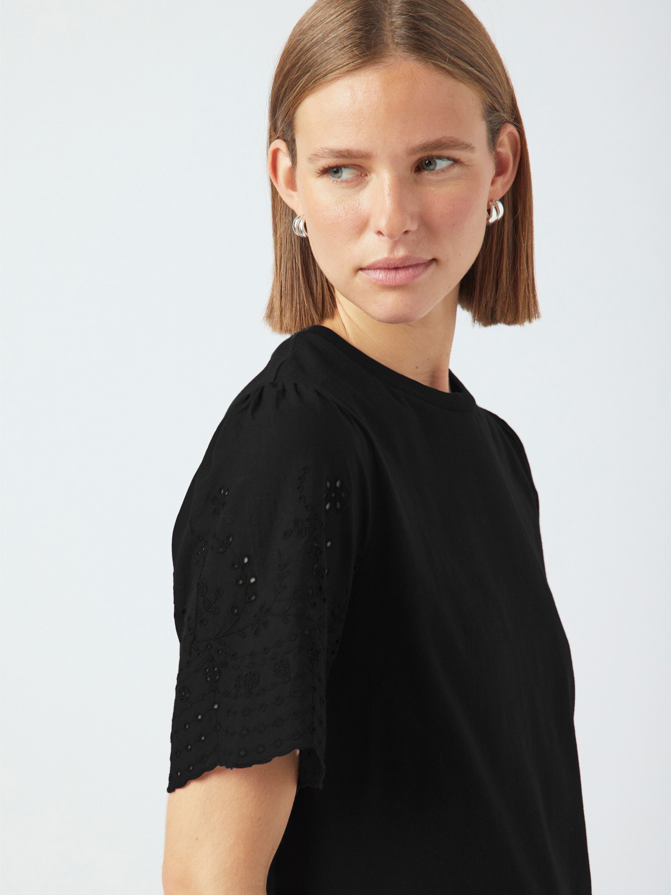 YASLEX SS TOP W. EMB SLEEVES S. NOO