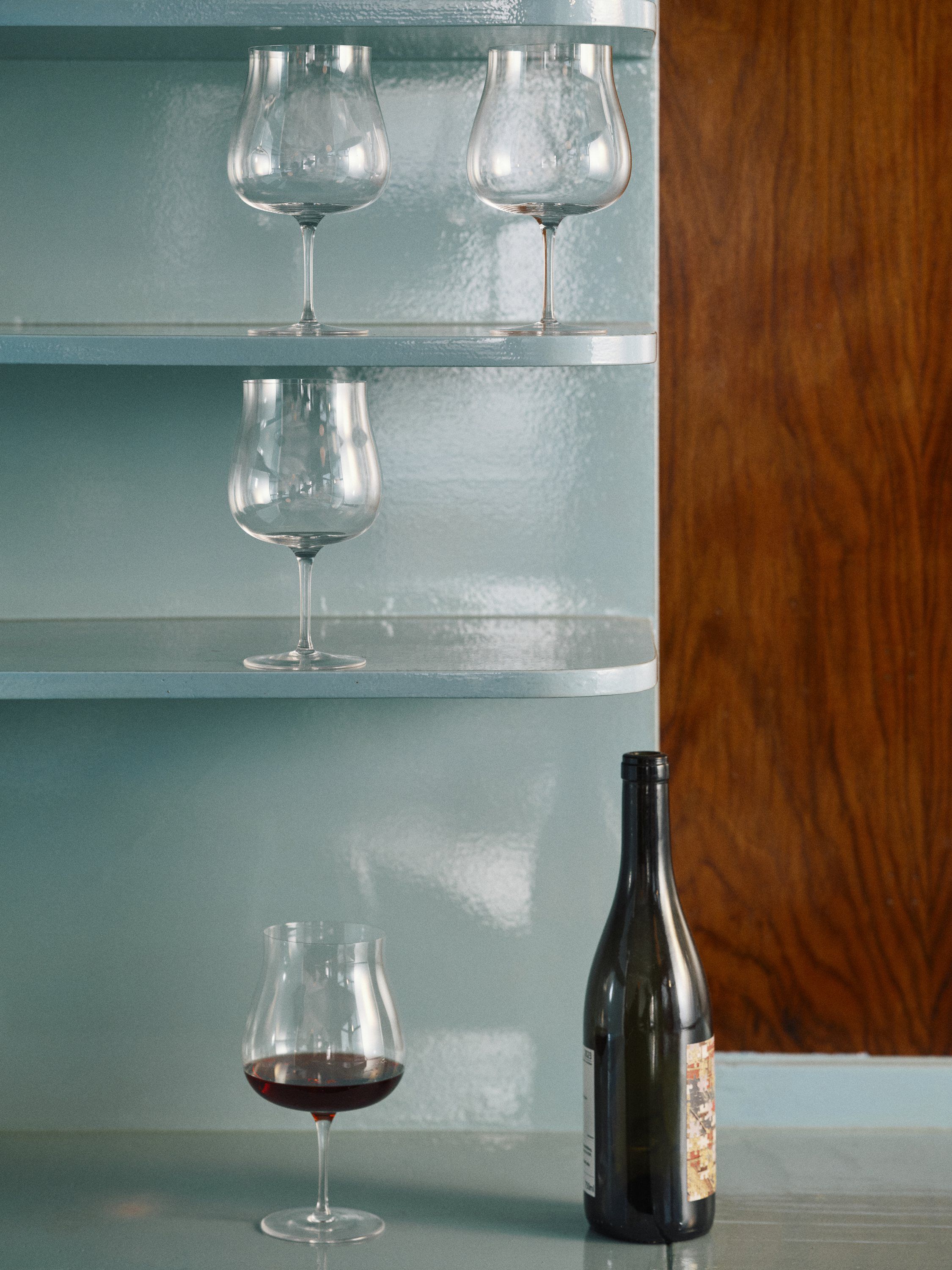 WHITE WINE GLASS SILHOUETTE