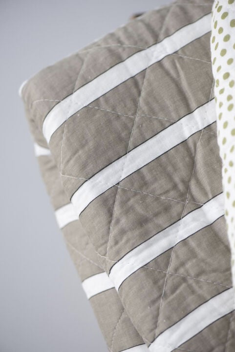 Quilt hvide, sorte og hørfarvede striber