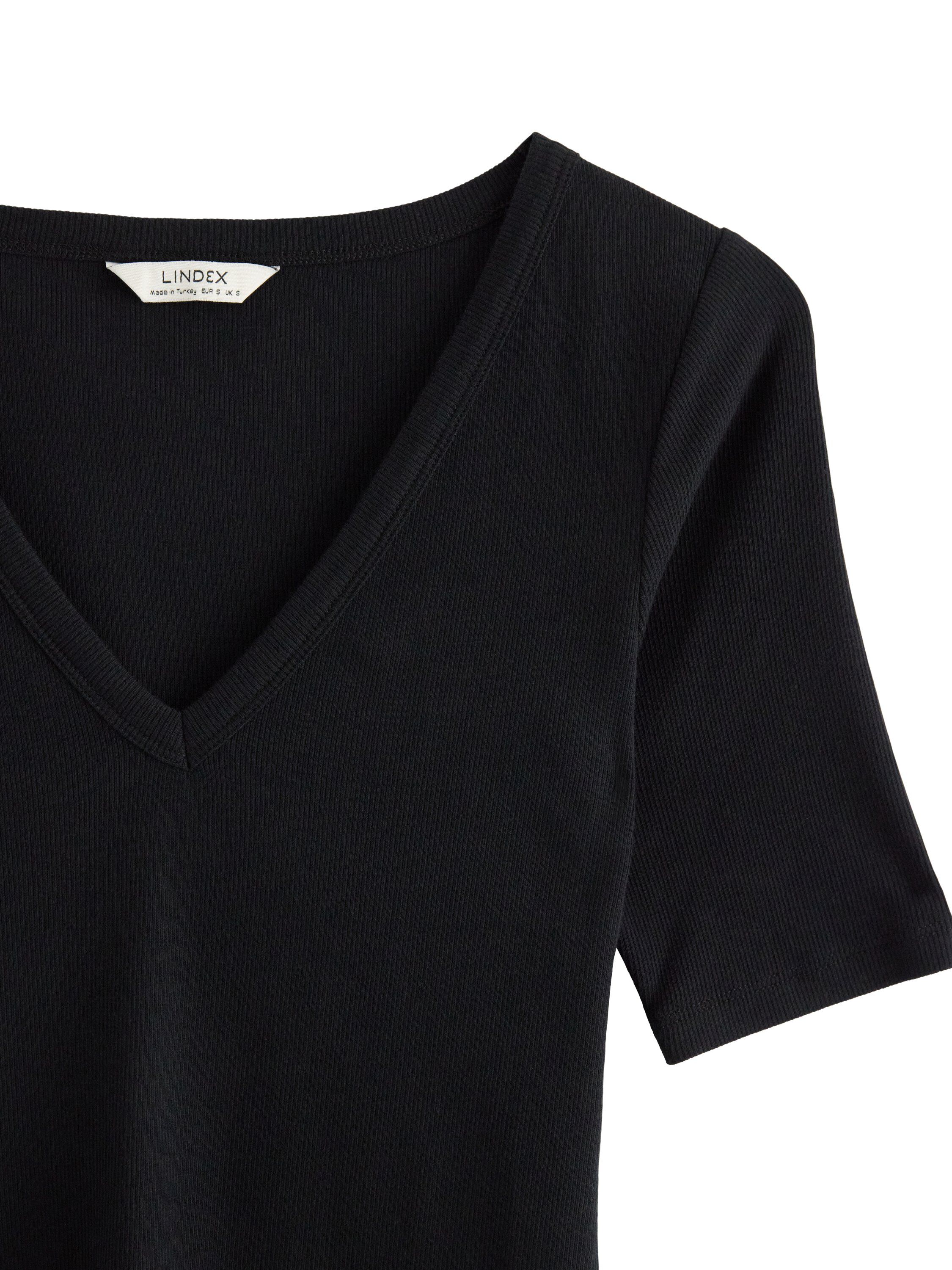 Ribbet top med korte &aelig;rmer, v-hals