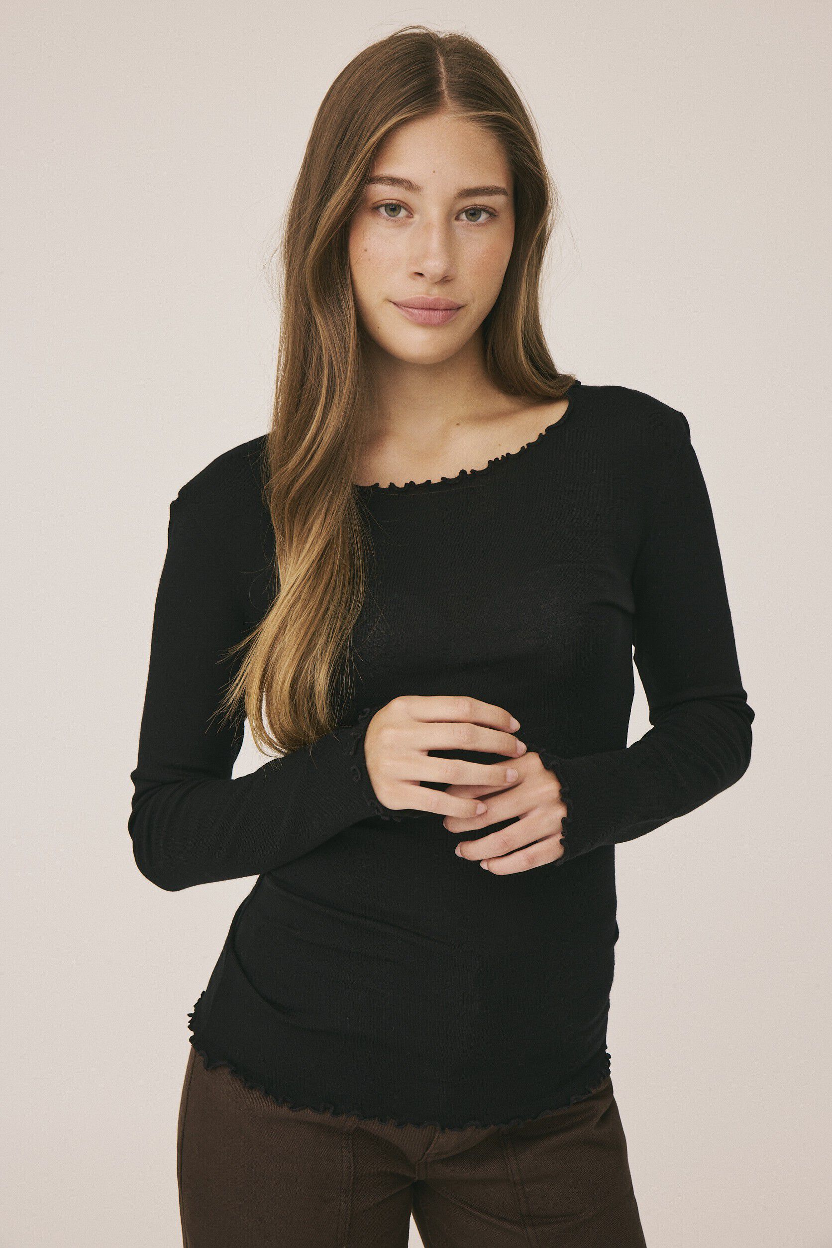 Cilla 14 Lang&aelig;rmede striktr&oslash;je med b&oslash;lgende kant - 100% Merino uld